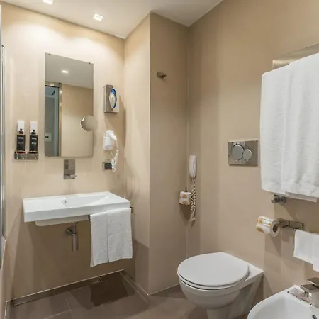 מלון Western Premier Royal Santina 4*